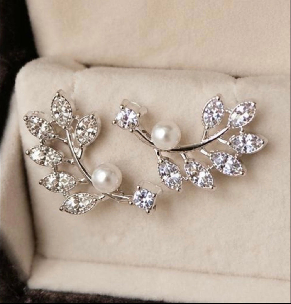 Elegant Crystal Leaf Earrings of Women