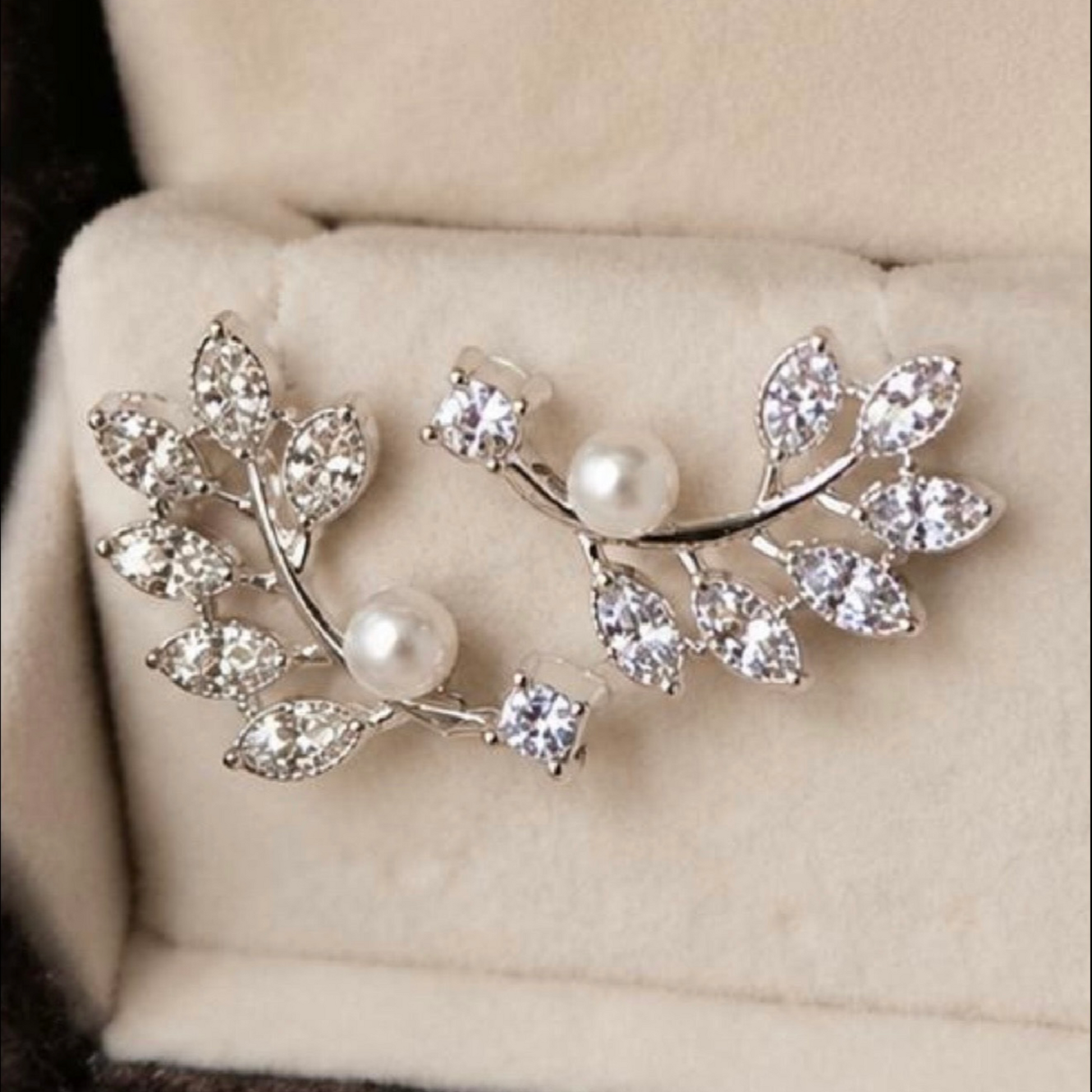 Elegant Crystal Leaf Earrings: Enhance Your Style with Nature-Inspired Charm - GiftHubBrand