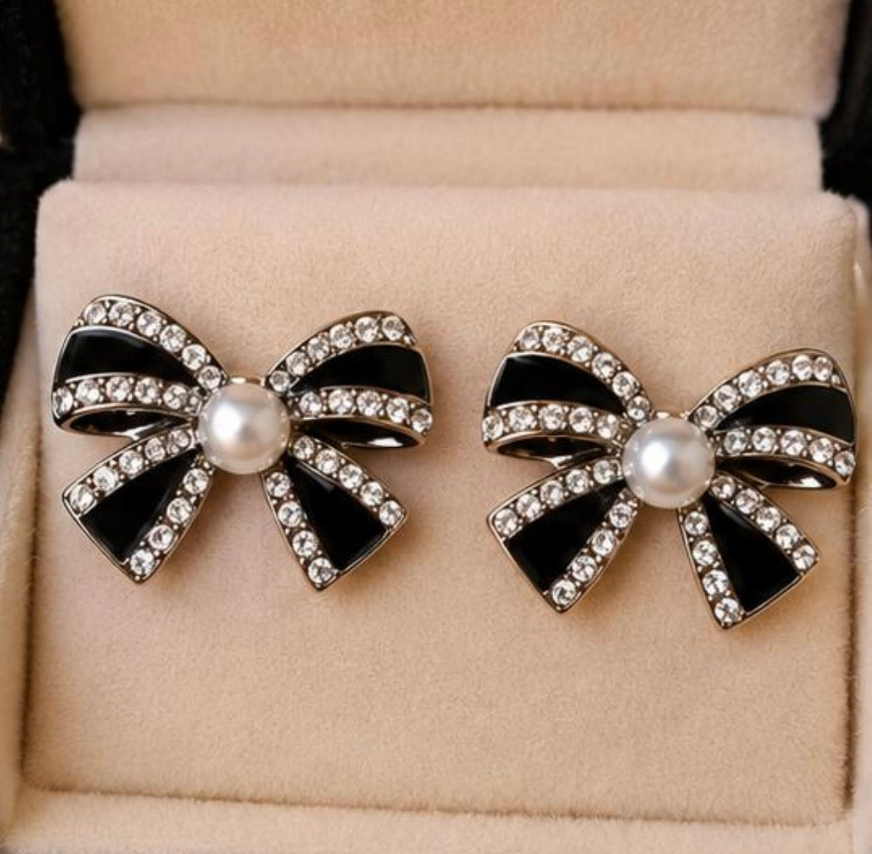 Elegant Black Bow Pearl Stud Earrings